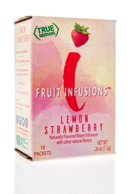 Winneconne, WI - 7 Mart 2020: İzole bir arkaplanda bir Fruit Infüzons su yükseltici paketi.