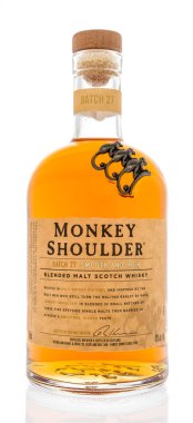 Winneconne, WI - 12 Mart 2020: Bir şişe Monkey Shoulder harmanlanmış viski izole bir arka planda.