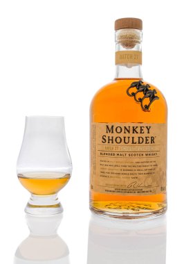 Winneconne, WI - 12 Mart 2020: Bir şişe Monkey Shoulder harmanlanmış viski ile izole bir arka planda sek servis edilir..