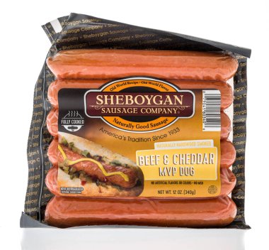Winneconne, WI - 12 Mart 2020: Sheboygan Sosis Şirketi sığır eti ve izole bir arka planda Çedar MVP köpeği paketi.