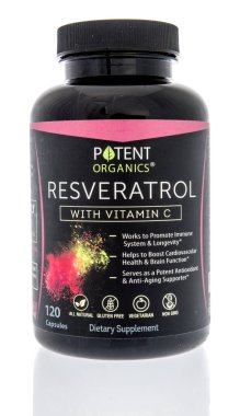 Winneconne, WI - 12 Mart 2020: İzole edilmiş bir zemin üzerinde C vitamini antioksidan içeren bir şişe etkili organik resveratrol.
