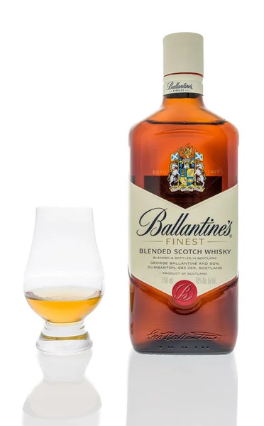 Winneconne Marca 2020 Butelka Najlepszej Mieszanki Whisky Ballantines Szklanką Serwowanej — Zdjęcie stockowe