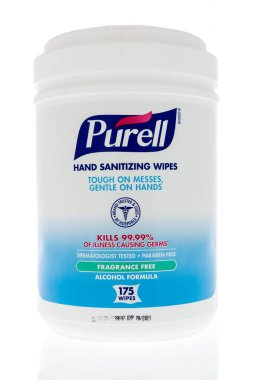 Winneconne, WI - 15 Mart 2020: İzole edilmiş bir arkaplanda mendil temizleme paketi.