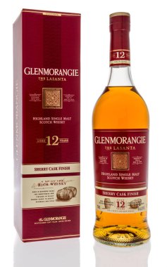 Winneconne, WI - 20 Mart 2020: Bir şişe izole edilmiş Glenmorangie Scotch viskisi.