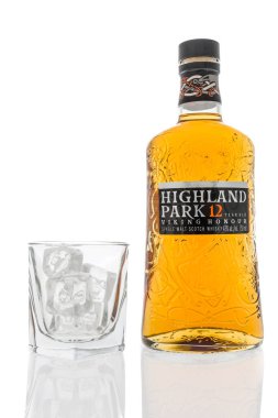 Winneconne, WI - 20 Mart 2020: Bir şişe Highland Park 12 Scotch viski ve izole bir arka planda bir bardak buz.