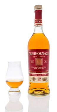 Winneconne, WI - 20 Mart 2020: Bir şişe Glenmorangie Scotch viskisi Glencairn camı ile izole edilmiş arka plan.