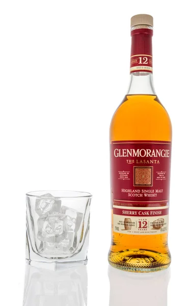 Winneconne Marca 2020 Butelka Whisky Glenmorangie Scotch Szklanką Lodu Odosobnionym — Zdjęcie stockowe