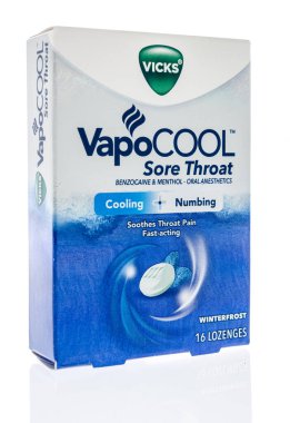 Winneconne, WI - 24 Mart 2020: Bir paket Vicks vapocool boğaz ağrısı ilacı.
