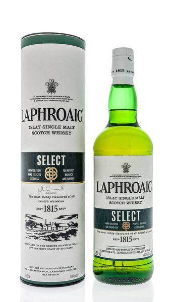 Виннеконн, штат Висконсин - 12 апреля 2020 года: бутылка одноместного шотландского виски Hroig на изолированном фоне
.