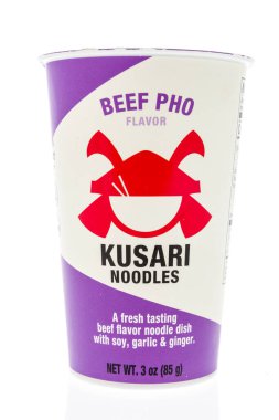 Winneconne, WI - 3 Nisan 2020: İzole edilmiş arka planda bir paket Kusari erişteli sığır eti aroması.