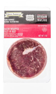 Winneconne, WI - 17 Nisan 2020: Bir paket izole edilmiş arka planda bifteğe sarılı Büyük Amerikan pastırması.