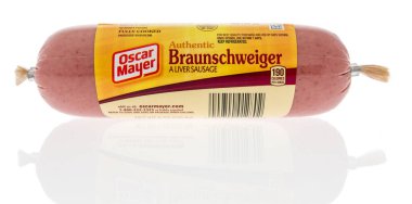 Winneconne, WI - 17 Nisan 2020: İzole edilmiş arka planda bir paket Oscar Mayer braunschweiger karaciğer sosisi.