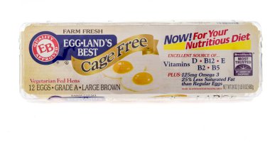 Winneconne, WI - 17 Nisan 2020: Bir paket yumurta izole bir zemin üzerinde en iyi kafes ücretsiz yumurta.