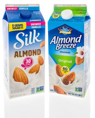 Winneconne, WI - 21 Nisan 2020: Bir paket ipek ve badem esintisi badem sütü izole bir zemin üzerinde.