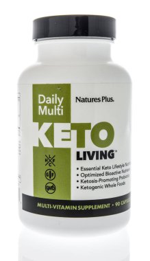 Winneconne, WI - 21 Nisan 2020: Bir şişe Nature Plus keto tecrit edilmiş arka planda yaşayan multi-vitamin takviyesi.