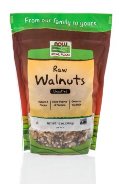 Winneconne, WI - 21 Nisan 2020: İzole edilmiş bir zemin üzerinde Şimdi gerçek yiyecek çiğ ceviz paketi.