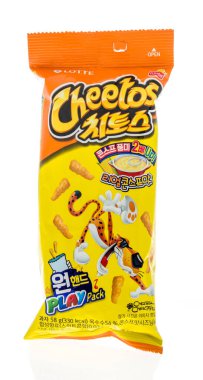 Winneconne, WI - 21 Nisan 2020: İzole edilmiş arka planda bir paket Cheetos mısır çorbası aromalı cips.
