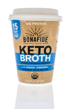 Winneconne, WI - 23 Nisan 2020: Bir şişe Bonafide erzağı izole edilmiş arka planda keto et suyu organik tavuk kemiği çorbası.