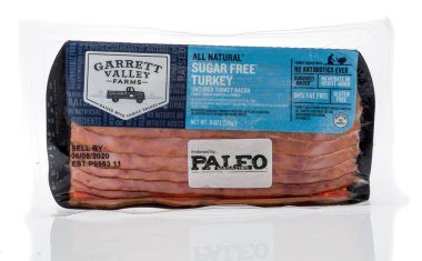 Winneconne, WI - 23 Nisan 2020: Bir paket Garrett Valley, izole edilmiş arka planda hindi pastırması yetiştiriyor.
