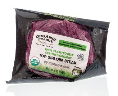 Winneconne, WI - 26 Nisan 2020: Bir paket Organik Prairie çim ile beslenen sığır etli üst sığır filetosu.