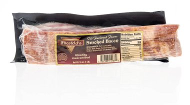 Winneconne, WI - 26 Nisan 2020: Bir paket Miesfelds izole edilmiş arka planda domuz pastırması içti.