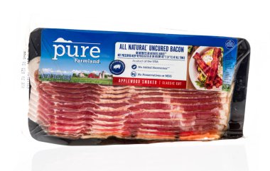 Winneconne, WI - 26 Nisan 2020: İzole edilmiş bir arka planda saf çiftlik arazisi füme domuz pastırması paketi.