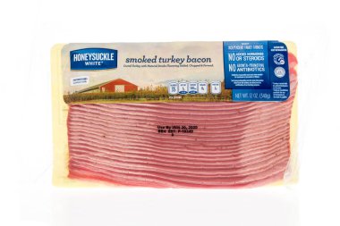 Winneconne, WI - 26 Nisan 2020: İzole edilmiş arka planda bir paket Hanımeli beyaz hindi pastırması.