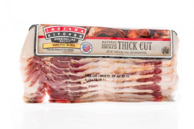 Winneconne, WI - 26 Nisan 2020: İndiana Mutfağı 'nın izole edilmiş arka planında kalın pastırma paketi.