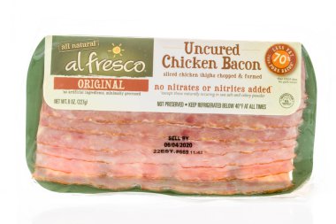 Winneconne, WI - 26 Nisan 2020: İzole edilmiş arka planda Al Fresco 'nun pişirilmemiş tavuk pastırması paketi.