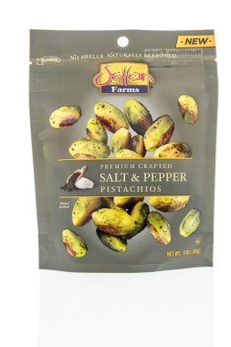 Winneconne, WI - 26 Nisan 2020: İzole edilmiş bir arka planda Setton Çiftliği 'nin tuz ve biber fıstığı paketi.