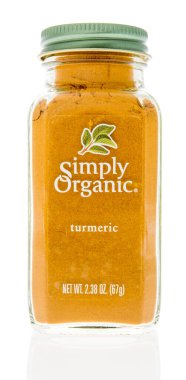 Winneconne, WI - 26 Nisan 2020: İzole edilmiş bir arkaplanda basitçe organik zerdeçal paketi.