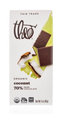 Winneconne, WI - 26 Nisan 2020: Theo organik hindistan cevizli siyah çikolata paketi.