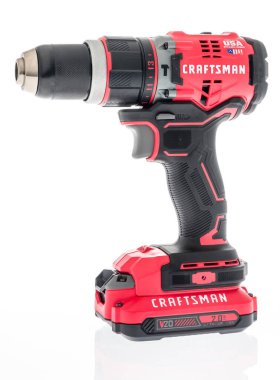 Winneconne, WI - 1 Mayıs 2020: Bir zanaatkar kablosuz batarya destekli çekiç matkabı izole bir arka planda