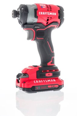 Winneconne, WI - 1 Mayıs 2020: Bir zanaatkar kablosuz batarya güç sürücüsü izole bir arka planda