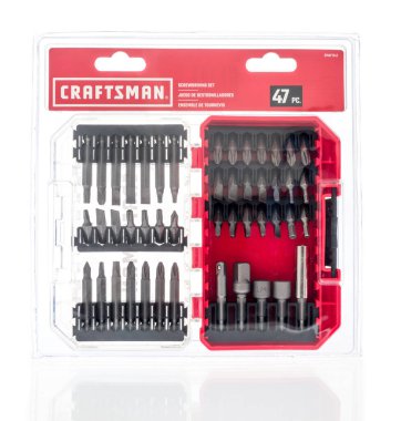 Winneconne, WI - 1 Mayıs 2020: Arkaplanda izole edilmiş bir arka plana yerleştirilmiş bir el sanatları ustası çeliği uğursuz tornavida biti