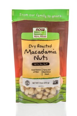 Winneconne, WI - 5 Mayıs 2020: İzole bir arka planda kavrulmuş gerçek yiyecek paketi