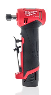 Winneconne, WI - 10 Mayıs 2020: Milwaukee yakıt ikmal paketi izole bir arka planda ölü öğütücü