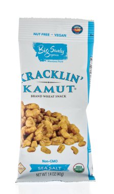 Winneconne, WI - 5 Mayıs 2020: İzole edilmiş arka planda Big Sandy Organics kracklin marka buğday çerezi paketi