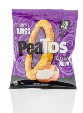 Winneconne, WI - 5 Mayıs 2020: İzole edilmiş arka planda bir paket Petos çıtır çip