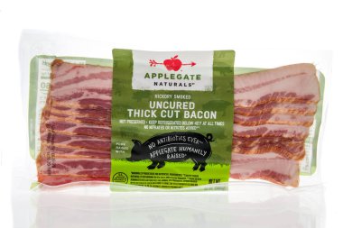 Winneconne, WI - 15 Mayıs 2020: Applegate paketi izole edilmiş arka planda tedavi edilmemiş kalın pastırma