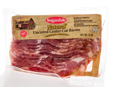 Winneconne, WI - 15 Mayıs 2020: Sugardale 'in doğal tedavi edilmemiş merkezi izole edilmiş arka planda pastırma kesimi paketi