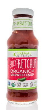 Winneconne, WI - 15 Mayıs 2020: Bir şişe baharatlı organik mutfak ve izole edilmiş arkaplanda şekersiz ketçap