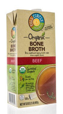 Winneconne, WI - 15 Mayıs 2020: İzole edilmiş bir arka planda Full Circle pazar et kemiği çorbası paketi
