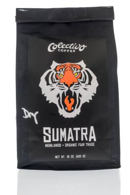 Winneconne, WI - 15 Mayıs 2020: İzole edilmiş arka planda bir paket Colectivo kahvesi