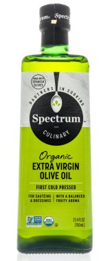 Winneconne, WI - 15 Mayıs 2020: Bir şişe Spektrum Ekstra organik Bakire Zeytinyağı İzole edilmiş arka planda ilk soğuğu