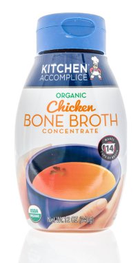 Winneconne, WI - 19 Mayıs 2020: Mutfak suç ortağı organik tavuk kemiği çorbası paketi