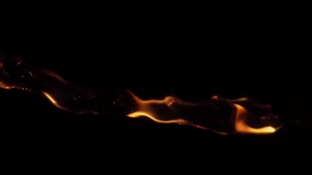 Krásný záběr hořícího lana ve tmě. — Stock video