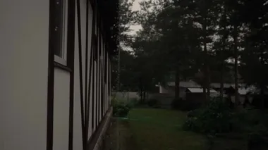 İskandinav tarzında evin duvarları boyunca yağmur damlıyor