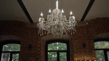 Çatı katında asılı güzel bir avize 