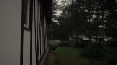 İskandinav tarzında evin duvarları boyunca yağmur damlıyor